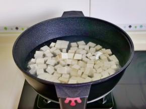 豆腐块冷水下锅大火烧开。