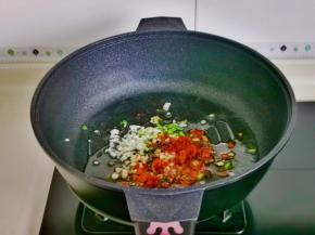 起油锅，加入切好的蒜末葱花辣椒碎煸炒出香味。