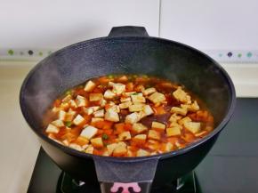 再加入豆腐玉米粒豌豆胡萝卜丁大火烧开。