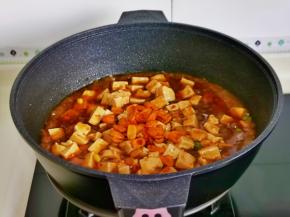 加入花生米，小火焖炒5分钟。