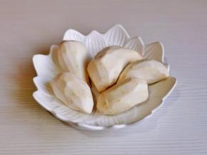 芋头去皮洗净再切片。