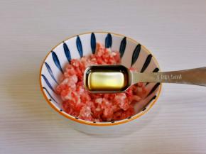利用这时间准备肉糜，梅花肉洗净剁肉糜，加入料酒。