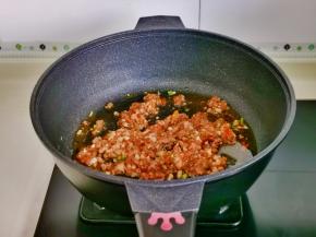 再加入肉糜，小火翻炒。