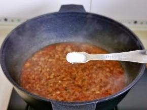 按个人口味加入盐翻炒均匀关火。