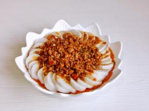 炒好的肉糜连汤汁一起淋在芋头上，上锅再蒸5分钟即可。