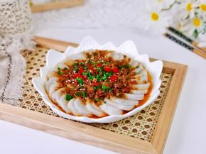 取出撒上葱花，辣椒圈，熟白芝麻。