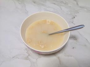 温水里面加入发酵粉和糖混合均匀。 