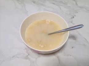 温水里面加入发酵粉和糖混合均匀。 