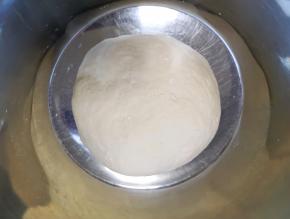 揉成面团，盖上保鲜膜发酵至两倍大。 