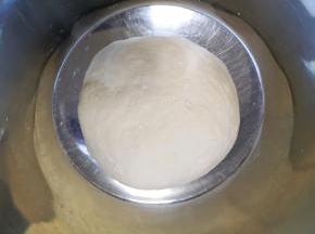 揉成面团，盖上保鲜膜发酵至两倍大。 