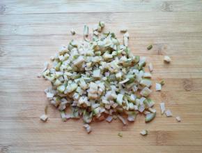 萝卜干提前泡软，切成小丁。 