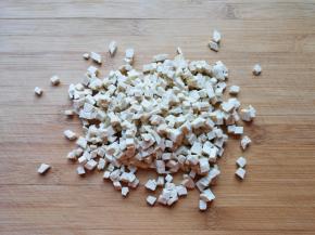 老豆腐上锅蒸10分钟左右，晾凉以后切成小丁。 