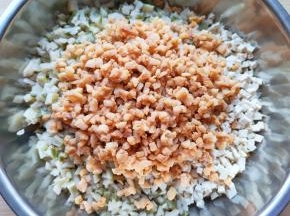 切好的萝卜干和老豆腐一起放入盆里，加入猪油渣混合均匀。 