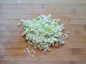 大葱切成葱花。 