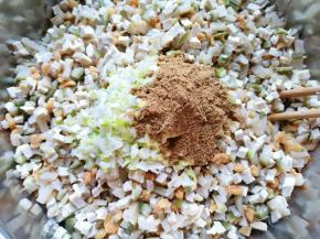 放在馅料上，放上十三香。 