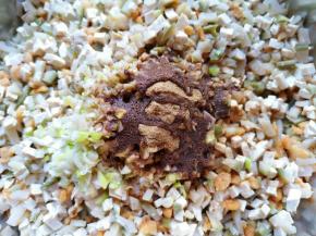 炒锅内倒适量的食用油烧热，浇在十三香上面，激出香味。 