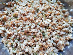 放盐、鸡精、味达美臻品特级生抽和味达美臻品蚝油搅拌均匀，萝卜干油渣馅完成。 