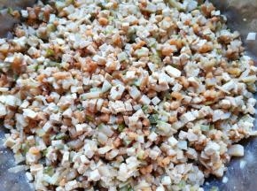 放盐、鸡精、味达美臻品特级生抽和味达美臻品蚝油搅拌均匀，萝卜干油渣馅完成。 