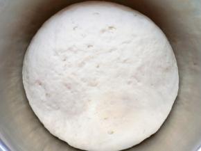 一个小时左右，面团也发酵好了。 