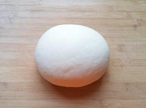 发酵好的面团揉光排气。 