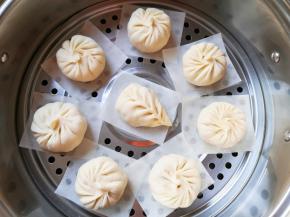 蒸锅里放水放篦子，铺上油纸，放上做好的包子生坯，盖上锅盖二次发酵15分钟左右。 