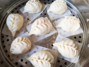 今天包了好多包子，二次发酵好的包子凉水上锅，上汽后大火蒸18分钟关火。 