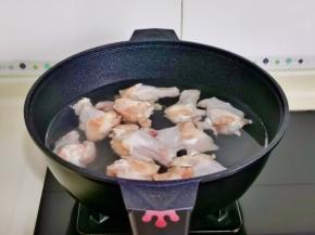 冷水下锅，大火烧开后煮2分钟捞出用温水冲洗干净。