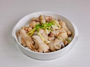 沥干水分放入深盘中，加入切好的葱姜蒜。