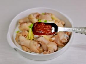 加入1勺甜面酱。