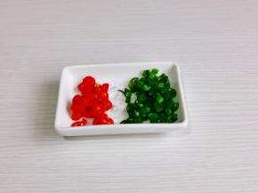 辣椒切段，葱叶切葱花，葱白切碎。
