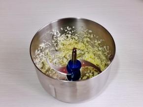 大蒜去皮放入绞肉机中绞碎。