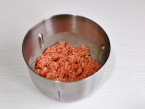 加入料酒，酱油，十三香搅拌均匀，放旁边备用。