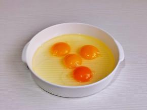 鸡蛋磕大口器具中。