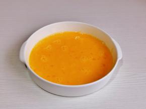 用筷子打散，加入纯净水，比例1：1.5。