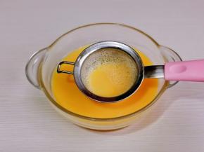 将蛋液过细筛。