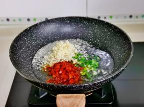 利用这时间炒肉糜，起油锅加入辣椒碎，葱花蒜末炒香。