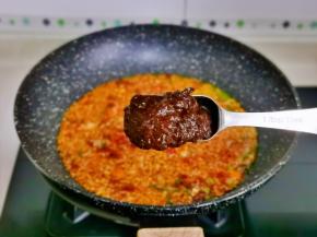 加入豆瓣酱翻炒。