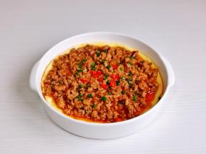 取出蒸好的蛋羹，把肉糜铺上面，撒上葱花，辣椒段就好啦！