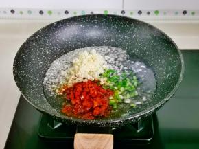 起油锅，加入蒜末葱花辣椒粉煸炒。