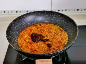 加入1勺豆瓣酱翻炒。