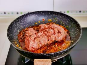 加入拌好的肉末。