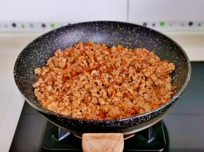 小火翻炒至肉末散开，加入半碗纯净水翻炒均匀关火。