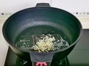 另起油锅，加入蒜末煸炒。