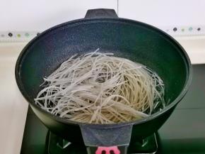 加入泡软的红薯粉。