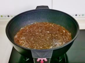 加入纯净水烧开，按个人口味加入盐。