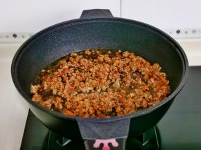 把炒好的肉糜平铺在红薯粉上面，小火5分钟即可关火。