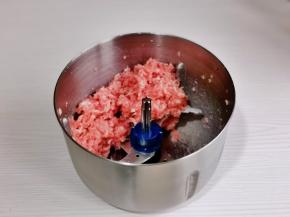 梅花肉洗净放入绞肉机中，启动绞成肉末。