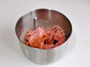 加入酱油，料酒，十三香搅拌均匀。