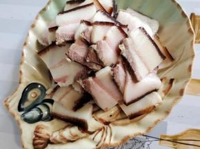 煮熟的熏肉切成厚度适中的片备用！