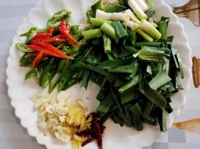 蒜苗把蒜白拍一下，然后把蒜苗切成段，螺丝椒切成块，蒜瓣切成片，生姜切成丝，干辣椒切成段备用！